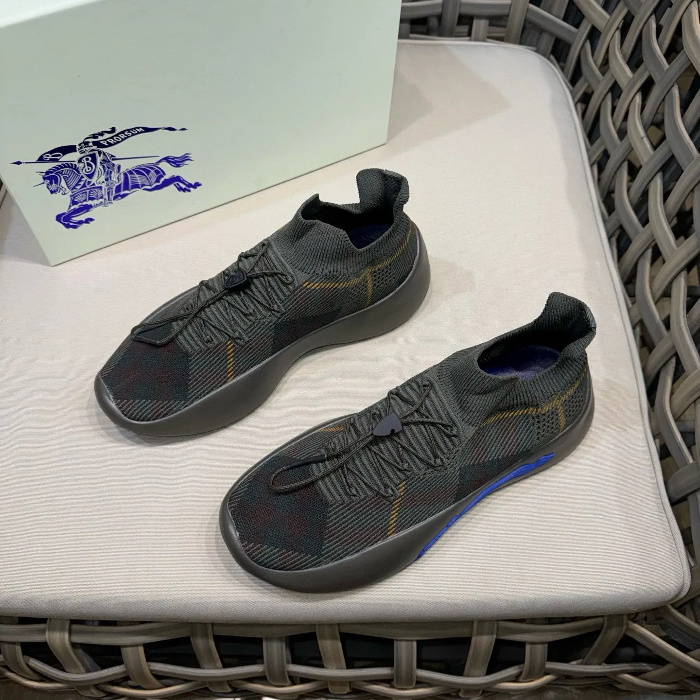 Men's shoes: 500💰BURBERRY/Burberry plaid knitted Neptune sneakers｜With breathable sock-style upper｜Embellished with knitted Burberry plaid｜Leather lining Incorporated into a plaid lace design｜Equipped with B-shaped shield buckle｜The sole is decorated with a large wrapped equestrian knight logo (EKD)｜Round toe #drawstring closure#The sole is decorated with the equestrian knight logo (EKD)｜At least 50% of the main materials of the boutique are from renewable sources Size: 39-44 (45 custom-made)